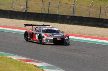 Mugello Pisti, İtalya - 17 Temmuz 2016: AUDI R8 LMS GT3 - F Albuquerque ve M. Mapelli tarafından sürülen Audi Spor İtalya Takımı Süper GT3, Mugello Pisti 'nde Campionato Italiano GT