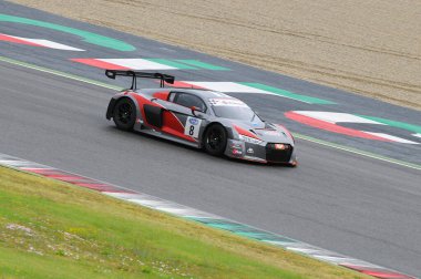 Mugello Pisti, İtalya - 17 Temmuz 2016: AUDI R8 LMS GT3 - F Albuquerque ve M. Mapelli tarafından sürülen Audi Spor İtalya Takımı Süper GT3, Mugello Pisti 'nde Campionato Italiano GT