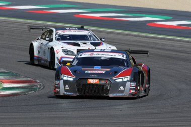 Mugello Pisti, İtalya - 17 Temmuz 2016: AUDI R8 LMS GT3 - F Albuquerque ve M. Mapelli tarafından sürülen Audi Spor İtalya Takımı Süper GT3, Mugello Pisti 'nde Campionato Italiano GT