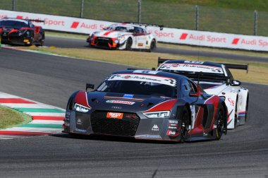 Mugello Pisti, İtalya - 17 Temmuz 2016: AUDI R8 LMS GT3 - F Albuquerque ve M. Mapelli tarafından sürülen Audi Spor İtalya Takımı Süper GT3, Mugello Pisti 'nde Campionato Italiano GT