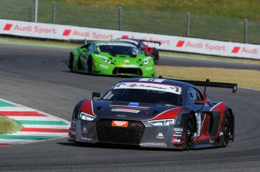Mugello Pisti, İtalya - 17 Temmuz 2016: AUDI R8 LMS GT3 - F Albuquerque ve M. Mapelli tarafından sürülen Audi Spor İtalya Takımı Süper GT3, Mugello Pisti 'nde Campionato Italiano GT