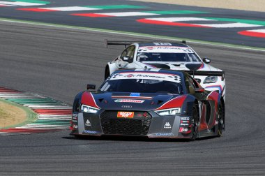 Mugello Pisti, İtalya - 17 Temmuz 2016: AUDI R8 LMS GT3 - F Albuquerque ve M. Mapelli tarafından sürülen Audi Spor İtalya Takımı Süper GT3, Mugello Pisti 'nde Campionato Italiano GT