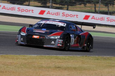 Mugello Pisti, İtalya - 17 Temmuz 2016: AUDI R8 LMS GT3 - F Albuquerque ve M. Mapelli tarafından sürülen Audi Spor İtalya Takımı Süper GT3, Mugello Pisti 'nde Campionato Italiano GT