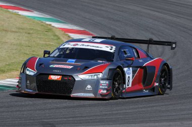Mugello Pisti, İtalya - 17 Temmuz 2016: AUDI R8 LMS GT3 - F Albuquerque ve M. Mapelli tarafından sürülen Audi Spor İtalya Takımı Süper GT3, Mugello Pisti 'nde Campionato Italiano GT