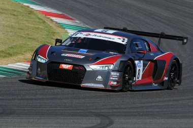 Mugello Pisti, İtalya - 17 Temmuz 2016: AUDI R8 LMS GT3 - F Albuquerque ve M. Mapelli tarafından sürülen Audi Spor İtalya Takımı Süper GT3, Mugello Pisti 'nde Campionato Italiano GT