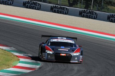 Mugello Pisti, İtalya - 17 Temmuz 2016: AUDI R8 LMS GT3 - F Albuquerque ve M. Mapelli tarafından sürülen Audi Spor İtalya Takımı Süper GT3, Mugello Pisti 'nde Campionato Italiano GT