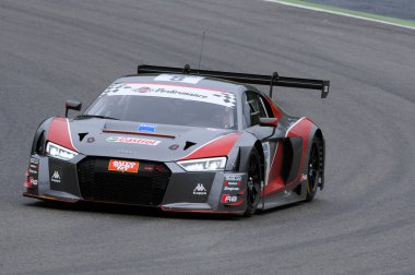 Mugello Pisti, İtalya - 17 Temmuz 2016: AUDI R8 LMS GT3 - F Albuquerque ve M. Mapelli tarafından sürülen Audi Spor İtalya Takımı Süper GT3, Mugello Pisti 'nde Campionato Italiano GT