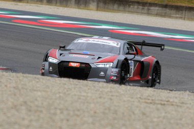 Mugello Pisti, İtalya - 17 Temmuz 2016: AUDI R8 LMS GT3 - F Albuquerque ve M. Mapelli tarafından sürülen Audi Spor İtalya Takımı Süper GT3, Mugello Pisti 'nde Campionato Italiano GT