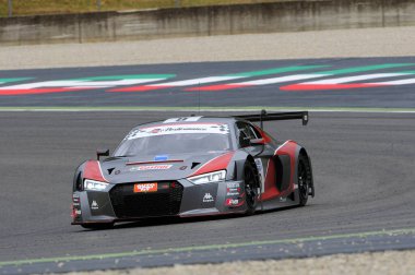 Mugello Pisti, İtalya - 17 Temmuz 2016: AUDI R8 LMS GT3 - F Albuquerque ve M. Mapelli tarafından sürülen Audi Spor İtalya Takımı Süper GT3, Mugello Pisti 'nde Campionato Italiano GT