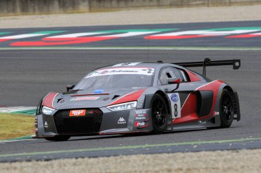 Mugello Pisti, İtalya - 17 Temmuz 2016: AUDI R8 LMS GT3 - F Albuquerque ve M. Mapelli tarafından sürülen Audi Spor İtalya Takımı Süper GT3, Mugello Pisti 'nde Campionato Italiano GT