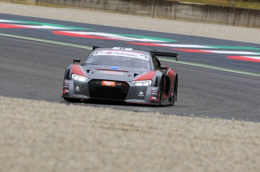 Mugello Pisti, İtalya - 17 Temmuz 2016: AUDI R8 LMS GT3 - F Albuquerque ve M. Mapelli tarafından sürülen Audi Spor İtalya Takımı Süper GT3, Mugello Pisti 'nde Campionato Italiano GT