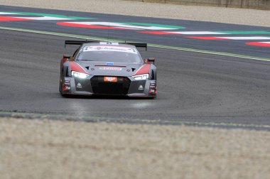 Mugello Pisti, İtalya - 17 Temmuz 2016: AUDI R8 LMS GT3 - F Albuquerque ve M. Mapelli tarafından sürülen Audi Spor İtalya Takımı Süper GT3, Mugello Pisti 'nde Campionato Italiano GT