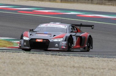 Mugello Pisti, İtalya - 17 Temmuz 2016: AUDI R8 LMS GT3 - F Albuquerque ve M. Mapelli tarafından sürülen Audi Spor İtalya Takımı Süper GT3, Mugello Pisti 'nde Campionato Italiano GT