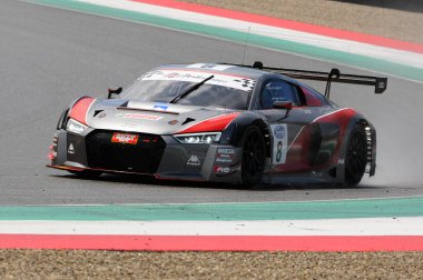 Mugello Pisti, İtalya - 17 Temmuz 2016: AUDI R8 LMS GT3 - F Albuquerque ve M. Mapelli tarafından sürülen Audi Spor İtalya Takımı Süper GT3, Mugello Pisti 'nde Campionato Italiano GT