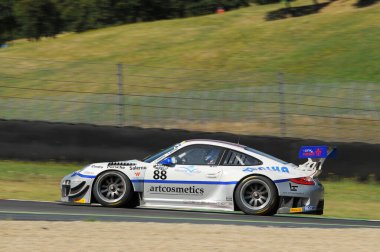 Mugello Pisti, İtalya - 17 Temmuz 2016: Ebimotors takımından Porsche 997 GT3R Paolo Veronesi ve Alessandro Baccani, Campionato Italiano GT Mugello Pisti 'nde