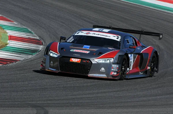 Mugello Pisti, İtalya - 17 Temmuz 2016: AUDI R8 LMS GT3 - F Albuquerque ve M. Mapelli tarafından sürülen Audi Spor İtalya Takımı Süper GT3, Mugello Pisti 'nde Campionato Italiano GT