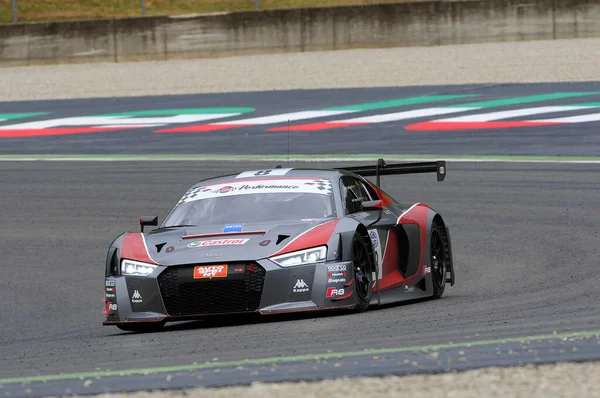 Mugello Pisti, İtalya - 17 Temmuz 2016: AUDI R8 LMS GT3 - F Albuquerque ve M. Mapelli tarafından sürülen Audi Spor İtalya Takımı Süper GT3, Mugello Pisti 'nde Campionato Italiano GT
