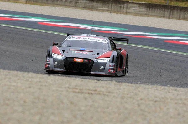 Mugello Pisti, İtalya - 17 Temmuz 2016: AUDI R8 LMS GT3 - F Albuquerque ve M. Mapelli tarafından sürülen Audi Spor İtalya Takımı Süper GT3, Mugello Pisti 'nde Campionato Italiano GT