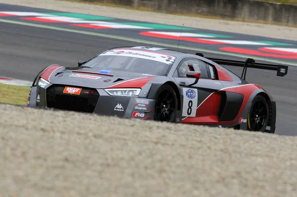 Mugello Pisti, İtalya - 17 Temmuz 2016: AUDI R8 LMS GT3 - F Albuquerque ve M. Mapelli tarafından sürülen Audi Spor İtalya Takımı Süper GT3, Mugello Pisti 'nde Campionato Italiano GT