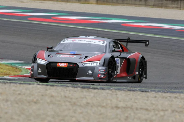 Mugello Pisti, İtalya - 17 Temmuz 2016: AUDI R8 LMS GT3 - F Albuquerque ve M. Mapelli tarafından sürülen Audi Spor İtalya Takımı Süper GT3, Mugello Pisti 'nde Campionato Italiano GT