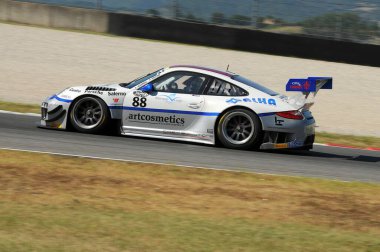 Mugello Pisti, İtalya - 17 Temmuz 2016: Ebimotors takımından Porsche 997 GT3R Paolo Veronesi ve Alessandro Baccani, Campionato Italiano GT Mugello Pisti 'nde
