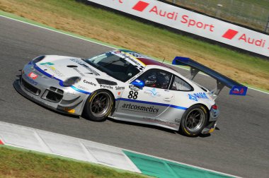 Mugello Pisti, İtalya - 17 Temmuz 2016: Ebimotors takımından Porsche 997 GT3R Paolo Veronesi ve Alessandro Baccani, Campionato Italiano GT Mugello Pisti 'nde