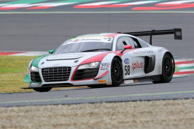 Mugello Pisti, İtalya - 17 Temmuz 2016: Audi Spor İtalya Takımı 'ndan AUDI R8 LMS Ultra GT3 Zonzini Emanuele ve Russo Mathias Enrique, Mugello Pisti' nde Campionato Italiano GT
