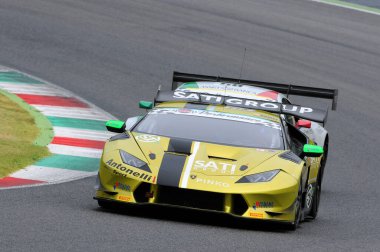 Mugello Pisti, İtalya - 17 Temmuz 2016: Lamborghini Huracan GT3 - Antonelli Motor Sporları Takımı 'ndan Süper GT3 Massimo Mantovani ve Pietro Negra, Mugello Pisti' nde Campionato Italiano GT