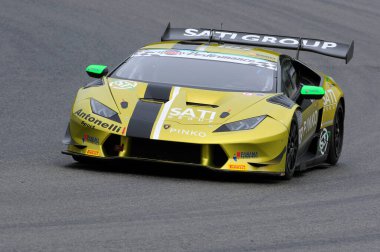 Mugello Pisti, İtalya - 17 Temmuz 2016: Lamborghini Huracan GT3 - Antonelli Motor Sporları Takımı 'ndan Süper GT3 Massimo Mantovani ve Pietro Negra, Mugello Pisti' nde Campionato Italiano GT