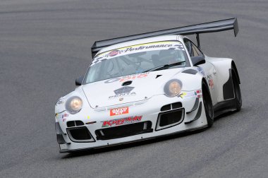 Mugello Pisti, İtalya - 17 Temmuz 2016: Luca Pastorelli ve Nicola Pastorelli tarafından sürülen Porsche 911 GT3R Mugello Pisti 'nde Campionato Italiano GT