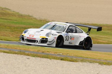 Mugello Pisti, İtalya - 17 Temmuz 2016: Luca Pastorelli ve Nicola Pastorelli tarafından sürülen Porsche 911 GT3R Mugello Pisti 'nde Campionato Italiano GT