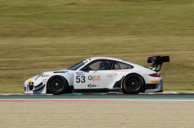 Mugello Pisti, İtalya - 17 Temmuz 2016: Luca Pastorelli ve Nicola Pastorelli tarafından sürülen Porsche 911 GT3R Mugello Pisti 'nde Campionato Italiano GT