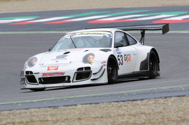 Mugello Pisti, İtalya - 17 Temmuz 2016: Luca Pastorelli ve Nicola Pastorelli tarafından sürülen Porsche 911 GT3R Mugello Pisti 'nde Campionato Italiano GT