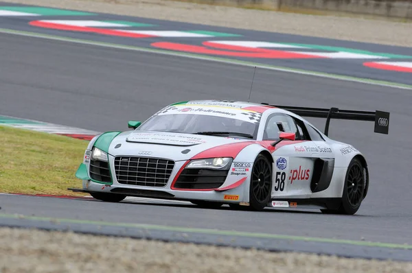 Mugello Pisti, İtalya - 17 Temmuz 2016: Audi Spor İtalya Takımı 'ndan AUDI R8 LMS Ultra GT3 Zonzini Emanuele ve Russo Mathias Enrique, Mugello Pisti' nde Campionato Italiano GT