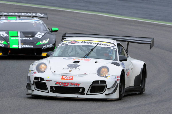 mugello circuit, italy - 17 июля 2016 года: Porsche 911 gt3r команды криптона мотоспорта за рулем Лука pastorelli и Никола pastorelli, campionato italiano gt в муджелло цепи