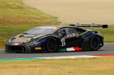 Mugello Pisti, İtalya - 17 Temmuz 2016: Lamborghini Huracan GT3 - EBIMOTORS Takımından Super GT3 Emanuele Busnelli ve Fabio Babini, Mugello Pisti 'nde Campionato Italiano GT