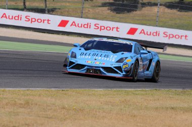 Mugello Pisti, İtalya - 17 Temmuz 2016: Imperiale Racing Srl Takımı 'ndan Lamborghini Gallardo GT3 Postiglione Vito ve Barri Giacomo, Mugello Pisti' nde Campionato Italiano GT
