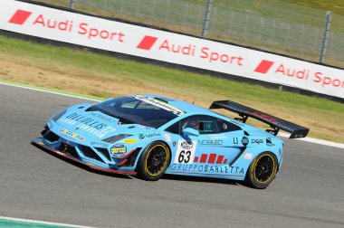Mugello Pisti, İtalya - 17 Temmuz 2016: Imperiale Racing Srl Takımı 'ndan Lamborghini Gallardo GT3 Postiglione Vito ve Barri Giacomo, Mugello Pisti' nde Campionato Italiano GT