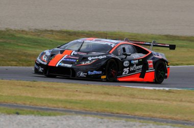 Mugello Pisti, İtalya - 17 Temmuz 2016: Lamborghini Huracan GT3 - Antonelli Motor Sporları Takımı 'ndan Süper GT3 Agostini Riccardo ve Spinelli Loris, Mugello Pisti' nde Campionato Italiano GT