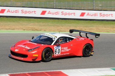 Mugello Pisti, İtalya - 17 Temmuz 2016: Ferrari Malucelli takımından 458 İtalya Galassi Marco ve Galassi Marco, Campionato Italiano GT Mugello Pisti 'nde