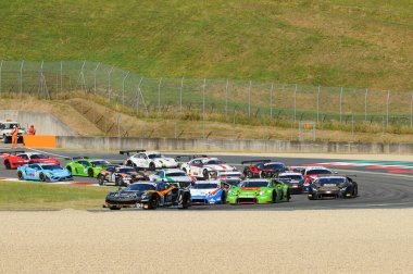 Mugello Pisti, İtalya - 17 Temmuz 2016: Mugello Pisti 'nde İtalyan GT Şampiyonasının Yarış Başlangıcı