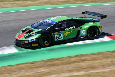 Mugello Pisti, İtalya - 2 Temmuz 2021: Lamborghini Huracan GT3 Imperiale Yarış Takımı 'ndan Evo Di Folco Alberto - Amici Andrea - Middleton Stuart, İtalya Şampiyonası' nın Mugello Pisti 'nde oynanan ön eleme oturumunda.