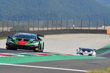 Mugello Pisti, İtalya - 2 Temmuz 2021: Lamborghini Huracan GT3 Imperiale Yarış Takımı 'ndan Evo Di Folco Alberto - Amici Andrea - Middleton Stuart, İtalya Şampiyonası' nın Mugello Pisti 'nde oynanan ön eleme oturumunda.