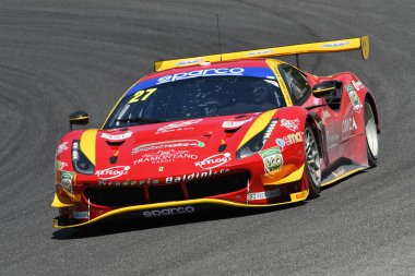 Mugello Pisti, İtalya - 2 Temmuz 2021: Ferrari 488 GT3 Takım Evo - Scuderia Baldini 27 sürücü Fisichella Giancarlo - Gai Stefano - Zampieri Daniel Mugello Pisti 'ndeki İtalyan Şampiyonası' nın Kalifyng oturumu sırasında görev başında.