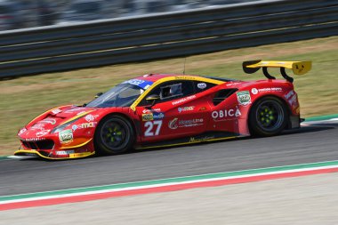 Mugello Pisti, İtalya - 2 Temmuz 2021: Ferrari 488 GT3 Takım Evo - Scuderia Baldini 27 sürücü Fisichella Giancarlo - Gai Stefano - Zampieri Daniel Mugello Pisti 'ndeki İtalyan Şampiyonası' nın Kalifyng oturumu sırasında görev başında.