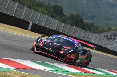 Scarperia, IT July 2, 2021: Ferrari 488 GT3 Linx takımından Evo Flick - Frey - Bovy, İtalya Şampiyonası 'nın Mugello Pisti' ndeki Qualifyng oturumu sırasında hareket halindeydi..