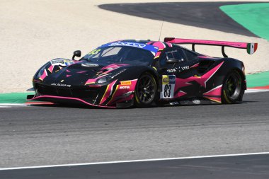 Scarperia, IT July 2, 2021: Ferrari 488 GT3 Linx takımından Evo Flick - Frey - Bovy, İtalya Şampiyonası 'nın Mugello Pisti' ndeki Qualifyng oturumu sırasında hareket halindeydi..