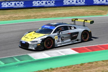 Scarperia, IT 2 Temmuz 2021: Audi R8 GT3 Salaquarda - Karol - Postiglione takımından Audi Rport GT3 İtalyan Şampiyonası 'nın Mugello Pisti' ndeki Qualifyng oturumunda.