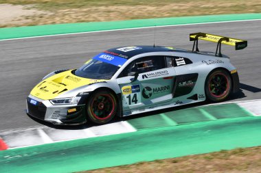Scarperia, IT 2 Temmuz 2021: Audi R8 GT3 Salaquarda - Karol - Postiglione takımından Audi Rport GT3 İtalyan Şampiyonası 'nın Mugello Pisti' ndeki Qualifyng oturumunda.