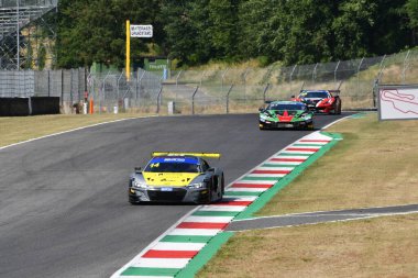 Scarperia, IT 2 Temmuz 2021: Audi R8 GT3 Salaquarda - Karol - Postiglione takımından Audi Rport GT3 İtalyan Şampiyonası 'nın Mugello Pisti' ndeki Qualifyng oturumunda.